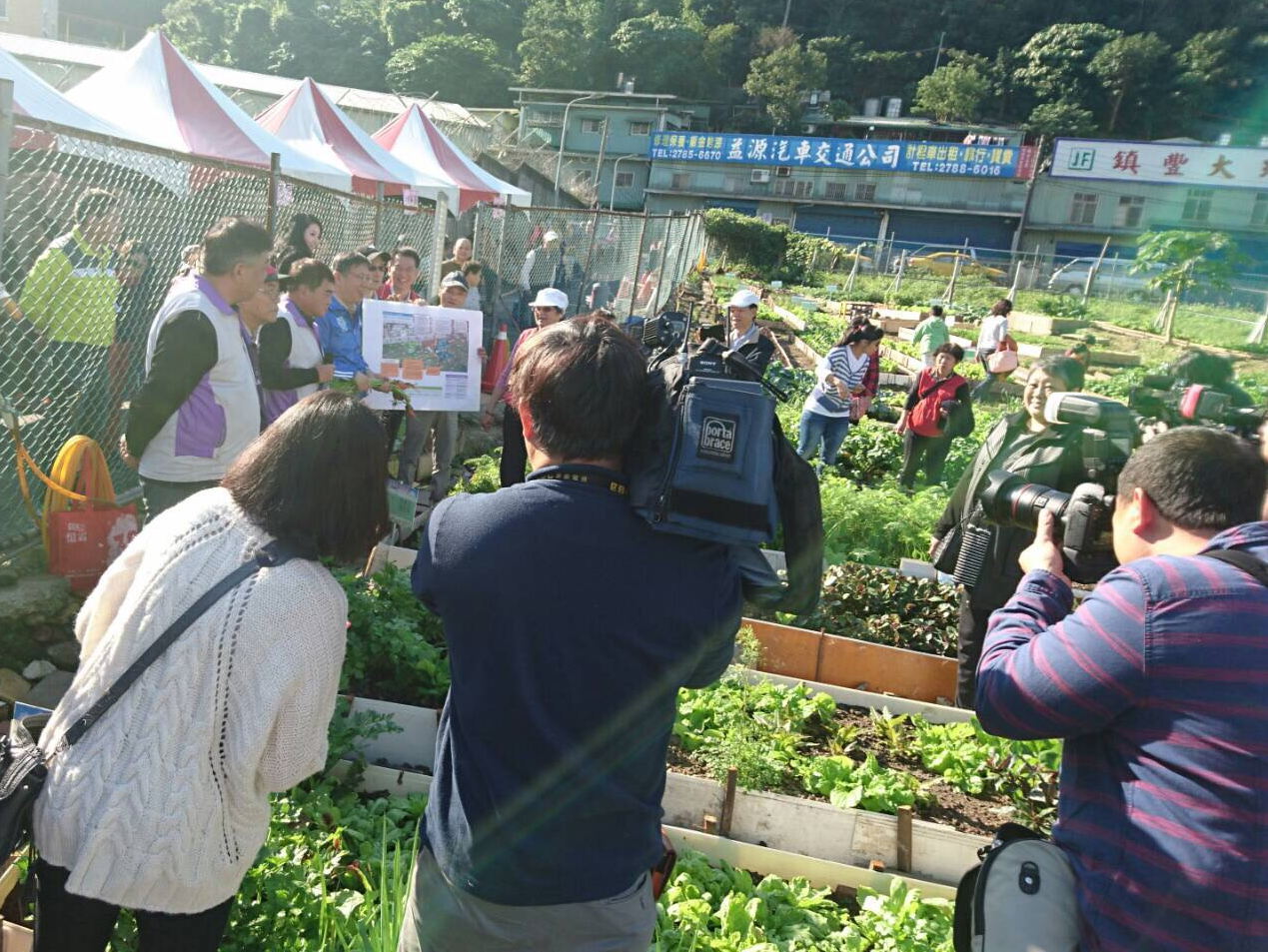柯市長體驗田園收成