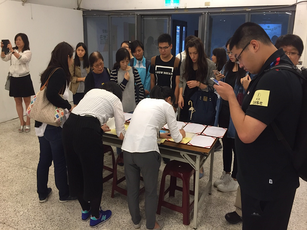 報到場面空前熱烈